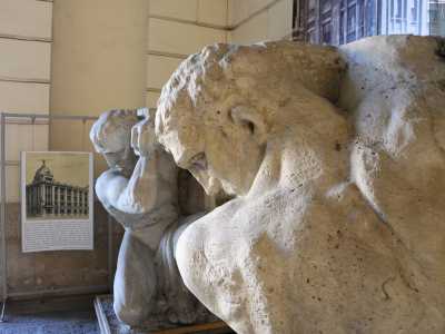 In verit� quella doveva essere una sistemazione momentanea. Eppure i telamoni hanno continuato a rimanere �nascosti� a Palazzo di Citt�...